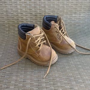 Size 5 toddler tie boots. Boys. Really cute